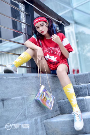 美女扒开粉嫩尿口灌啤酒