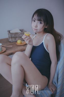 假日的城中村大白天坐着等客
